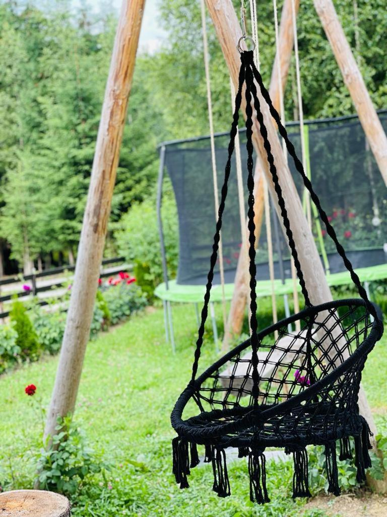 ホテル Conacul Muntii Bucovinei Câmpulung Moldovenesc エクステリア 写真